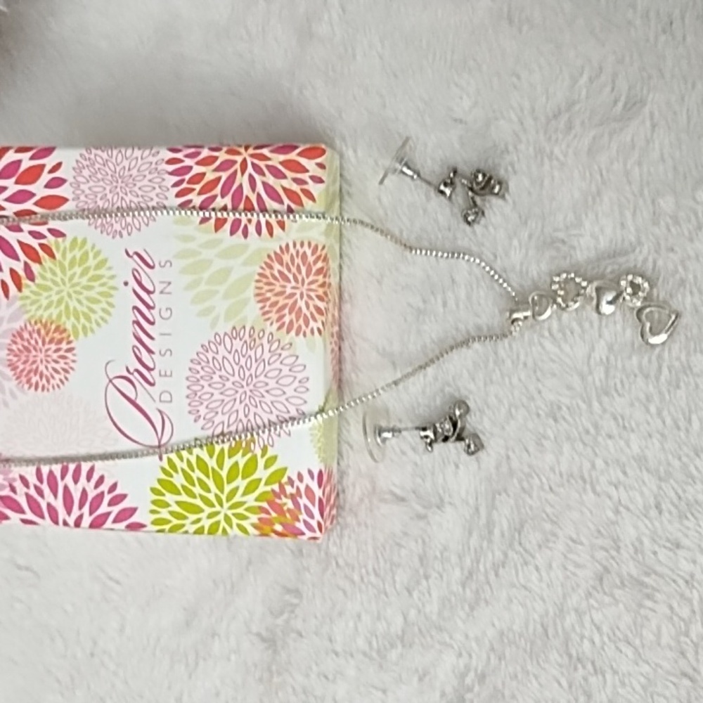 Silver heart shape necklace and earring set - Picture 2 of 3